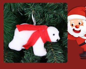 Détail d'un ours polaire en mousse avec écharpe rouge suspendu à un sapin de Noël vert