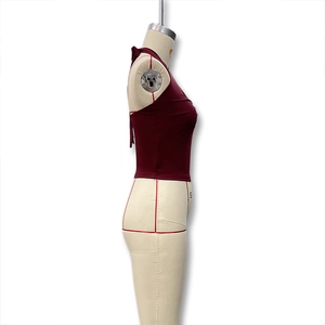 Detailansicht des dunkelroten Neckholder-Oberteils mit rückenfreiem Design und engem Schnitt