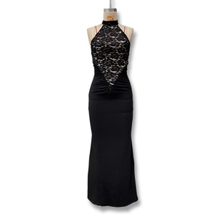 Détail de robe dos nu noire avec patchwork en dentelle florale et taille plissée