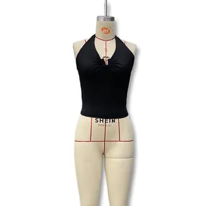 Nahaufnahme des schwarzen Halter-Tops mit V-Ausschnitt, Metallring und geraffter Brust