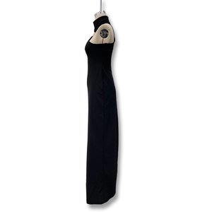 Dettaglio di abito lungo aderente nero senza maniche con collo alto elasticizzato