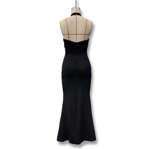 Vue arrière d'une robe longue sirène noire dos nu avec détails froncés sur mannequin