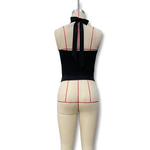 Detail des schwarzen Neckholder-Tops mit offenem Rücken und elegantem Bindedetail