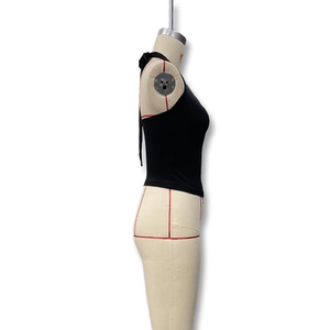 Seitenansicht der schwarzen Halterneck-Weste mit Details zum rückenfreien Bindedesign