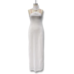 Dettaglio dell'abito lungo bianco con anello metallico sul collo alto alla moda