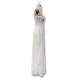 Vista laterale dell'abito lungo bianco senza maniche con collo alto in maglia elastica
