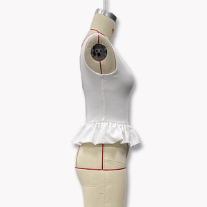 Vue latérale du haut sans manches blanc avec ourlet à basque sur un mannequin professionnel