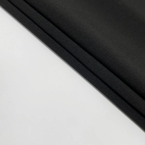 Vue détaillée du tissu en maille noire haute densité avec texture horizontale fine