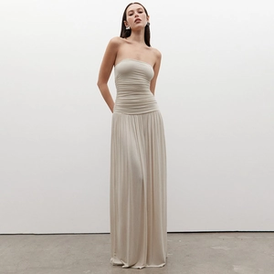 Robe longue plissée beige élégante sans bretelles et épaules dénudées pour l'été
