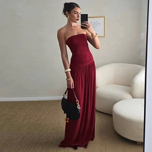 Élégante robe maxi bustier bordeaux avec corsage plissé et jupe longue fluide