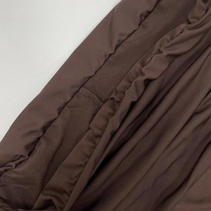 Détail macro du tissu à fines côtes marron foncé avec coutures et plis soignés