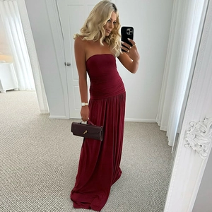 Détail des plis horizontaux et du drapé à la taille sur une robe longue bustier bordeaux