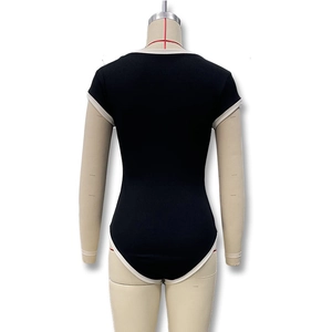 Vue détaillée du body en maille noire avec liserés blancs contrastés sur l'arrière