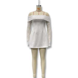 Détail des manches en dentelle blanche et de l'encolure à épaules dénudées de la robe