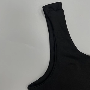Détail du tissu côtelé noir de ce débardeur sans manches à col carré chic