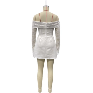 Détail de la robe blanche à épaules dénudées avec manches en dentelle et coupe ajustée