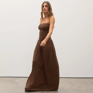 Détails de profil d'une robe maxi marron bustier avec des plis élégants à la taille