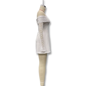 Vue latérale de la robe blanche à épaules dénudées avec détails de manches en dentelle