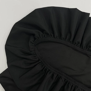 Gros plan des coutures élastiques d'un drap-housse noir avec une finition de haute qualité