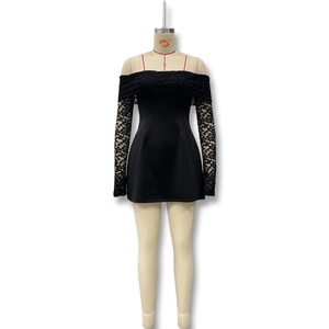Détail de la robe noire à épaules dénudées avec manches en dentelle et tissu en satin