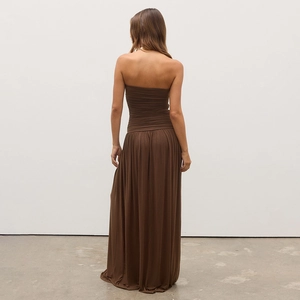 Vue arrière d'une élégante robe longue bustier marron avec plis fins et effet drapé