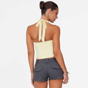 Sexy hellgelbes Neckholder-Top rückenfrei mit Schleife und grauen Shorts