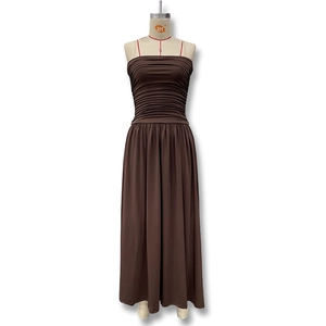 Détail du bustier froncé sans bretelles et de la robe longue d'été marron foncé
