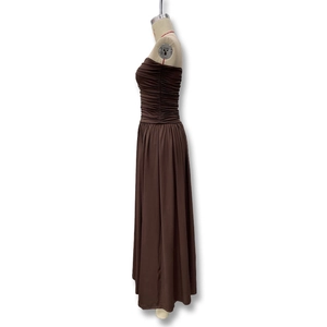 Vue détaillée du corsage froncé sur une robe longue bustier de couleur marron foncé