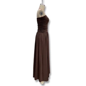 Détail de la robe bustier marron avec texture froncée élégante et longue silhouette fluide