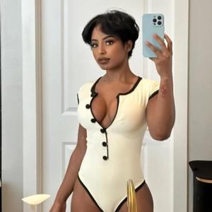 Body chic contrasté noir et blanc sans manches avec décolleté en V profond et boutons