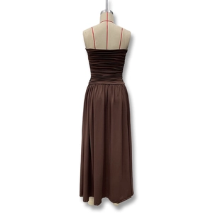 Détail du corsage froncé et du dos de la robe longue d'été marron foncé sans bretelles
