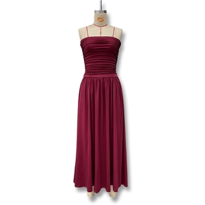 Détail de la robe rouge vin avec corsage froncé et fines bretelles sur mannequin