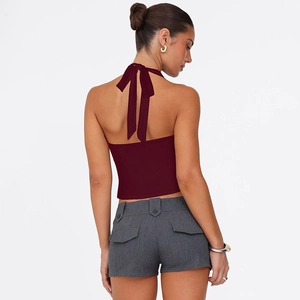 Detail eines weinroten, rückenfreien Halter-Tops mit Nackenband und schmaler Passform