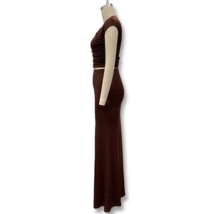 Dettaglio del set due pezzi marrone scuro con top corto arricciato e gonna attillata