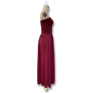 Détail d'une robe bustier bordeaux montrant les plis et la texture du tricot