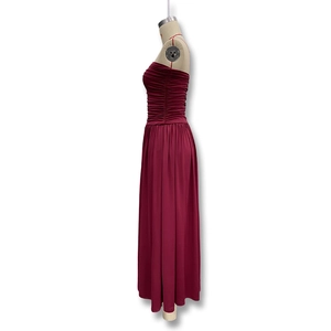 Détail de la robe longue bustier bordeaux avec texture plissée horizontale sur le buste