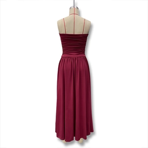 Détail d'une robe longue rouge foncé avec des plis horizontaux denses sur le bustier