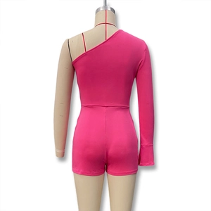 Vue arrière d'un body rose rouge à une épaule avec manche longue asymétrique et bride