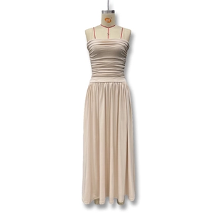Détail de robe longue beige sans bretelles avec bustier froncé et jupe fluide