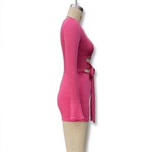 Détail du combishort rose ajusté avec découpe latérale et grand nœud décoratif