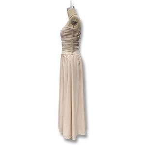 Détail du corsage froncé et de la jupe fluide de cette robe longue bustier couleur abricot