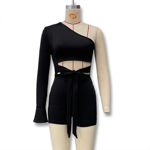 Détail d'un combishort noir à épaule dénudée avec découpe et lien à la taille
