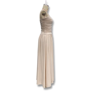 Détail de la robe longue bustier abricot avec buste froncé et jupe fluide
