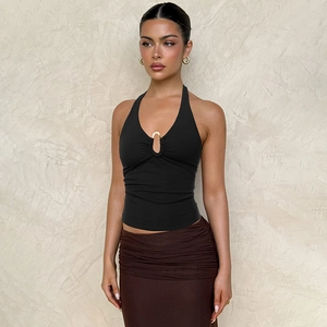 Detail des schwarzen Neckholder-Tops mit Cut-out-Design und goldenem Metallring