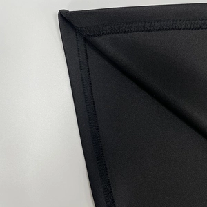 Gros plan détaillé montrant la couture précise à double aiguille sur l'ourlet de la robe