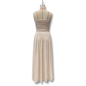 Détail de la robe longue bustier beige présentant une texture de corsage à plis horizontaux
