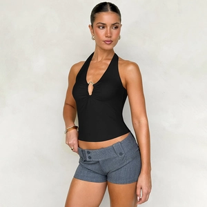 Detail eines schwarzen Neckholder-Tops mit Metallringschnalle und schmaler Passform