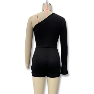 Détail du combishort noir asymétrique à une épaule avec manche évasée et coupe moulante