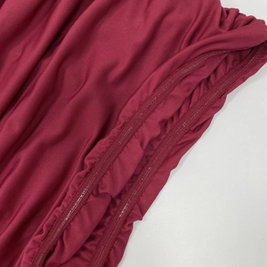 Détail du bord intérieur de la robe bordeaux avec doubles bandes en silicone antidérapantes