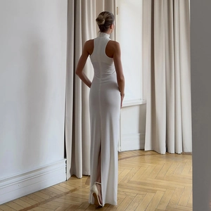 Elegante abito lungo bianco senza maniche a collo alto con silhouette aderente